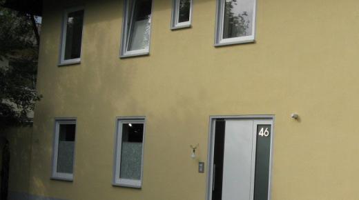 Kunststoff-Fenster und Haustür weiß